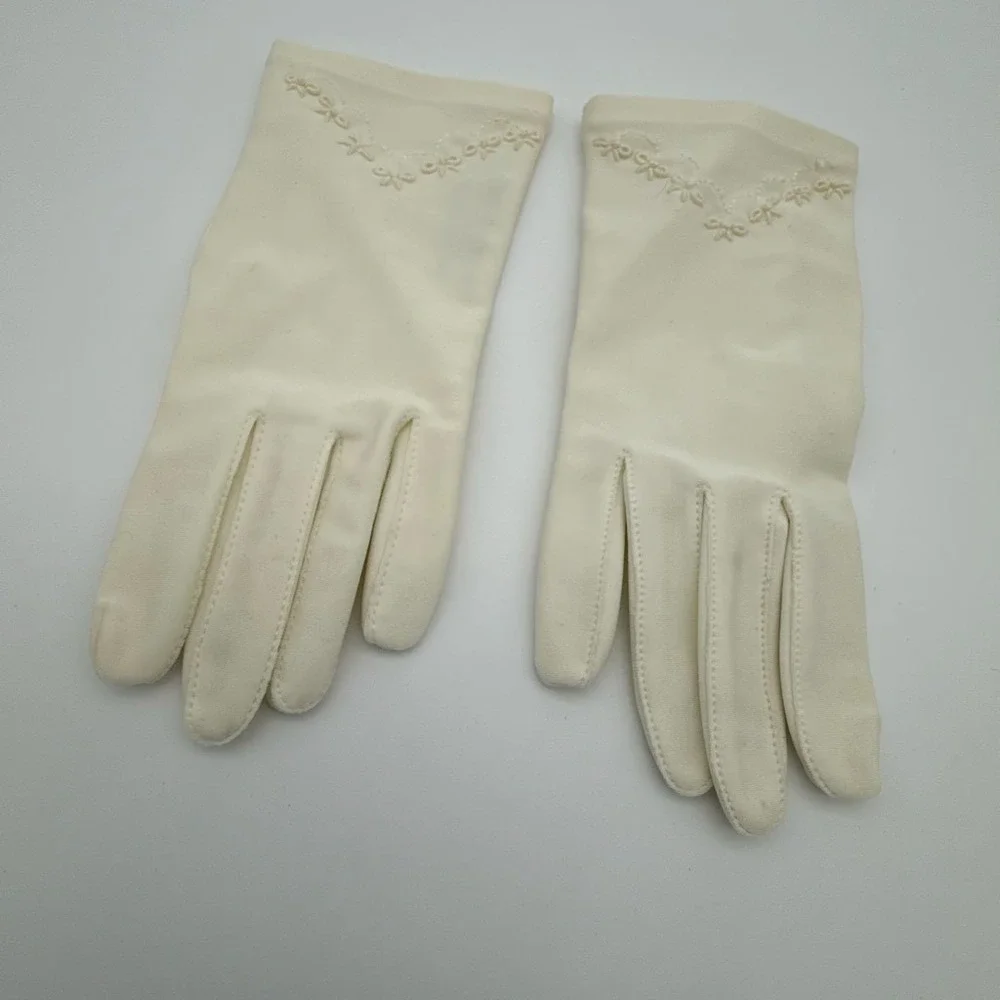 Vintage 1960s 1970s ARIS Hands Beautiful Ivory Dress Gloves Embroidered One Size